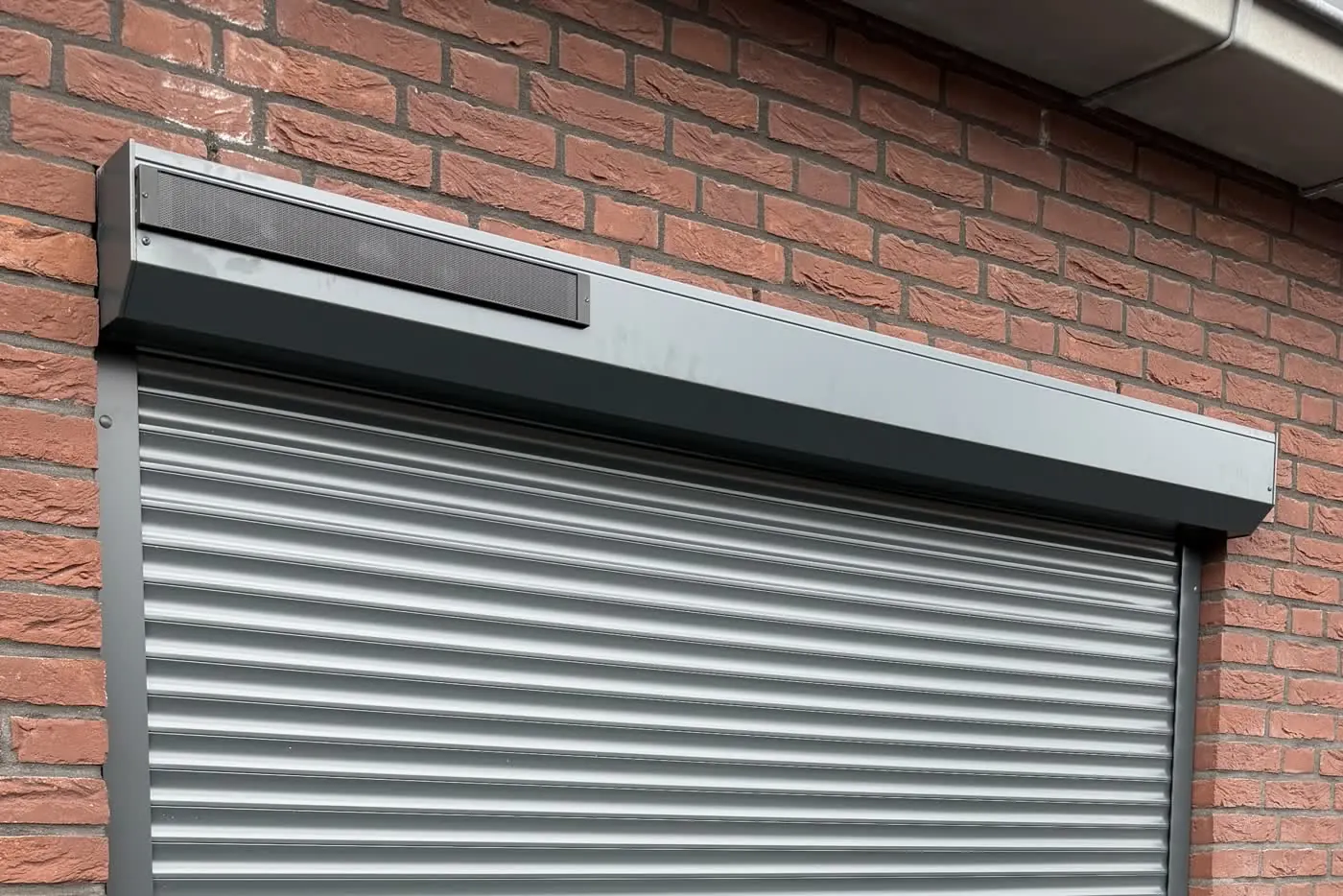 Detail van het zonnepaneel op de antraciet kast van het solar rolluik aan de achtergevel