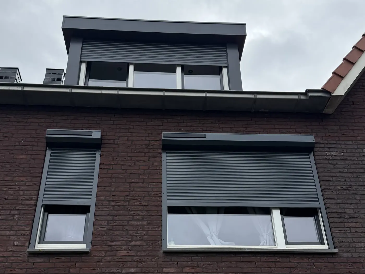 Twee nieuwe antraciet solar rolluiken aan de voorgevel, gemonteerd door Bas op 19 september 2026